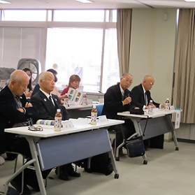 画像：ご意見をくださる林委員長