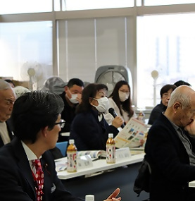 画像：ご意見をくださる加藤委員長