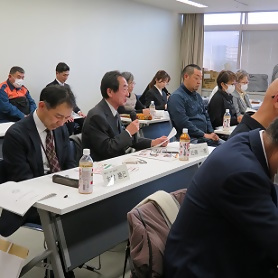 画像：ご意見をくださる近藤会長