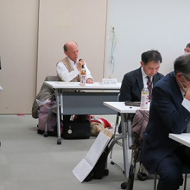 画像：ご意見をくださる松岡会長