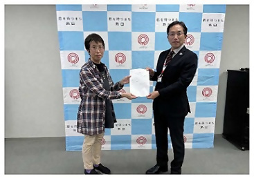 画像：奥村会長から要望事項を受け取る区長