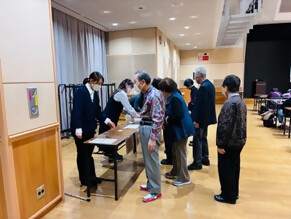 画像：握力を測定される皆さんの様子