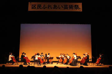 写真：チェロの合奏