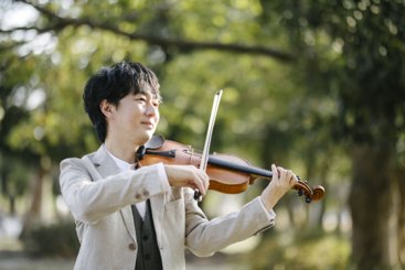 音楽療法士　ヴァイオリン奏者　濱島秀行氏　写真