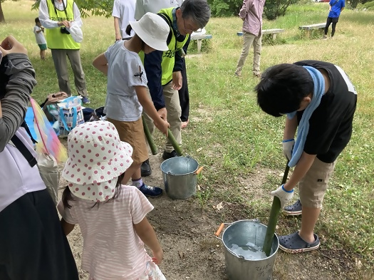 画像:竹水鉄砲で遊ぶ子ども