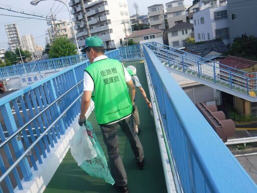 歩道橋清掃中の写真
