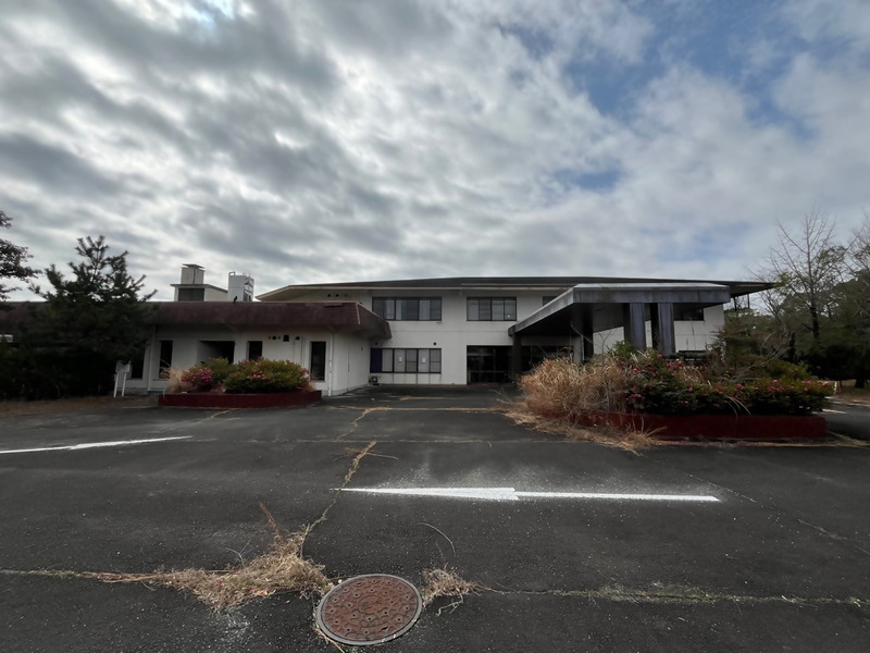 市1「三重県桑名市長島町松ケ島字北姫御前700番12、700番172および700番174」の物件内の建物を敷地内の北側から撮影した写真