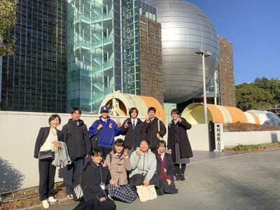 科学館前での集合写真