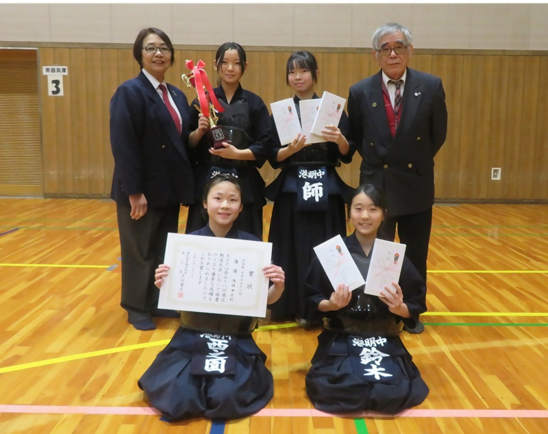 写真：団体戦　中学生女子の部の優勝チーム