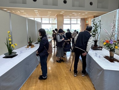 写真:いけ花を観賞するお客さまの様子の画像1