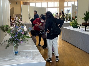 写真:いけ花を観賞するお客さまの様子の画像2