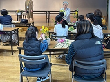 写真:親子で花をいけている様子の画像1