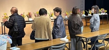 写真:完成した作品をご覧いただいている様子