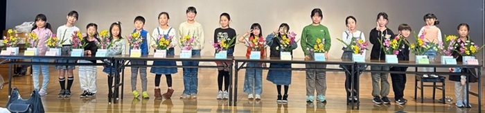 写真:完成した作品を前に集合している様子(1回目)の画像