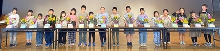 写真:完成した作品を前に集合している様子(2回目)の画像