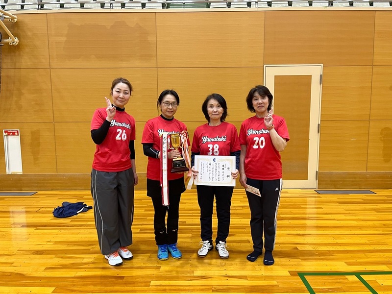 女子の部で優勝したチームやまぶきの皆様の写真