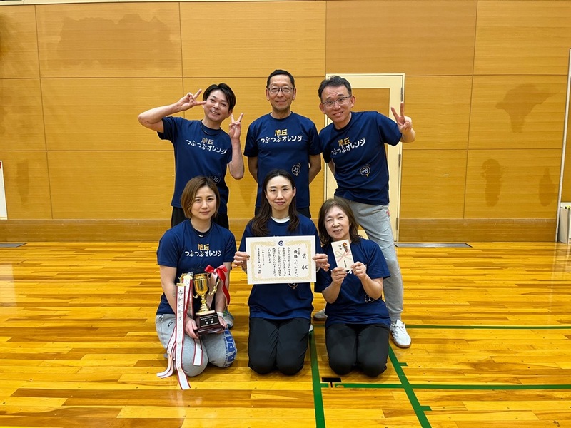 オレンジの部で優勝したチームつぶつぶオレンジの皆様の写真