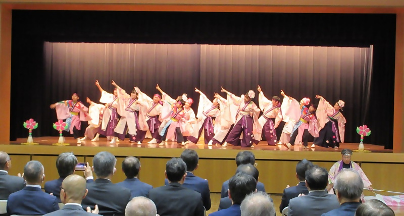 AAA瑞穂（トリプルエーみずほ）の記念演舞の様子