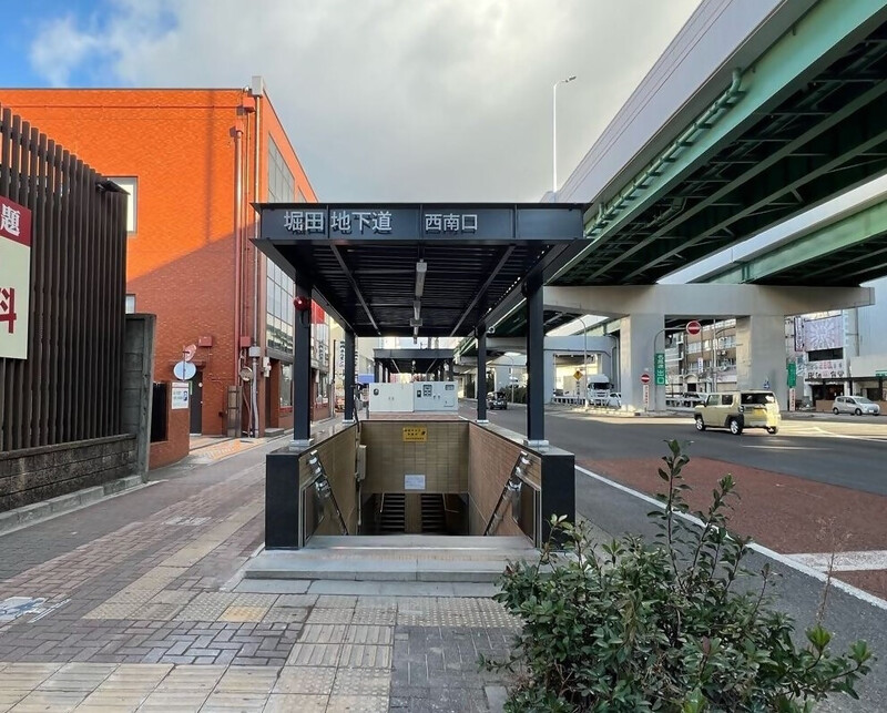 写真：堀田地下道上屋外観