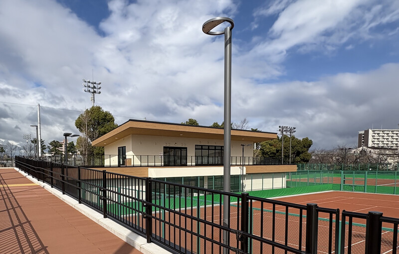 写真：名城庭球場クラブハウス外観