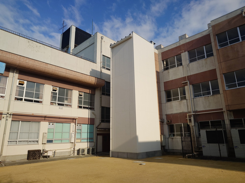 写真：西前田小エレベーター棟外観