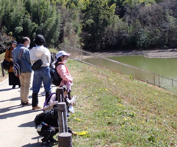 写真:塚ノ杁池のほとりで
