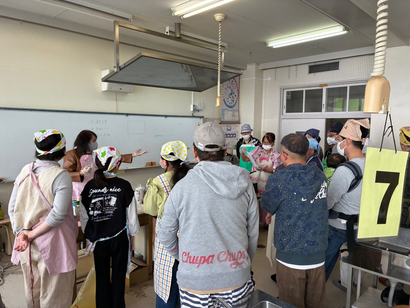 写真：フィリピン料理の作り方を学ぶ