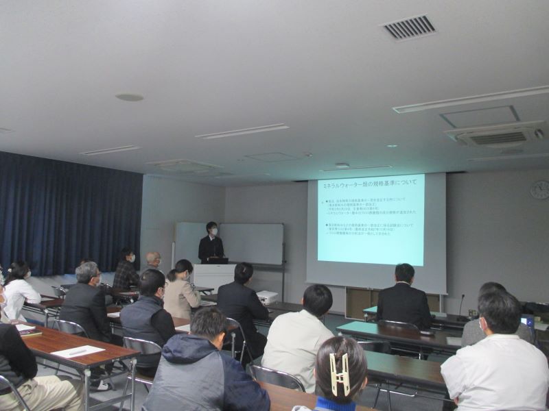 写真：令和7年度の所内研究発表会の様子です。