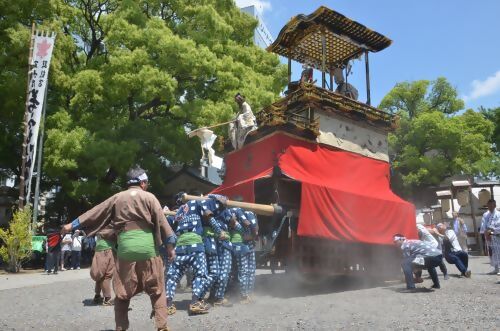境内に入った山車の写真