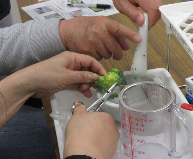 写真：ブロッコリーの穂先をハサミでカットする様子