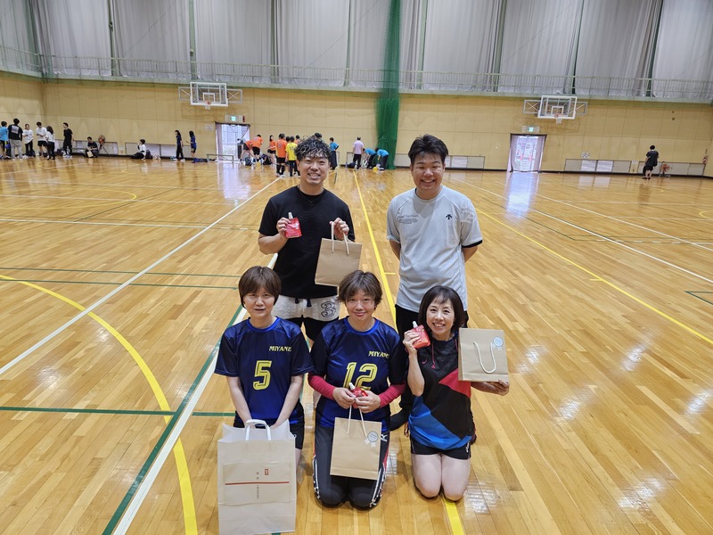 上級の部優勝チーム宮根Tの皆さんの写真