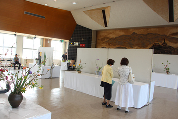 写真：春のいけ花展　会場内の様子
