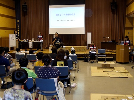 令和7年8月に行われた「親と子の災害体験教室」で昭和消防署長が参加者へ話している様子