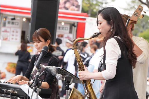 塚本奈加（vo/ts）、森永理美（key）