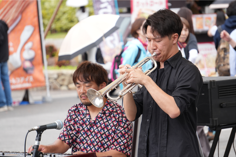 舘岡紅介（tp）、平光広太郎（org）