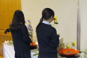 写真：生け込みの様子