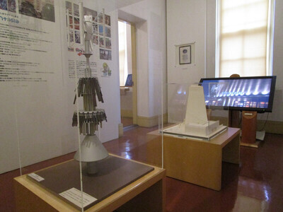写真：「大地の塔」記念展示1
