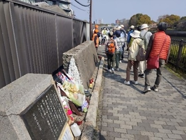 画像：熱田空襲跡の碑を見ながら歩く人たち