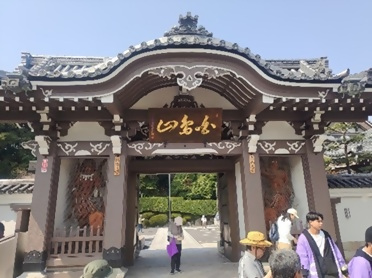 画像：法持寺を歩く人たち