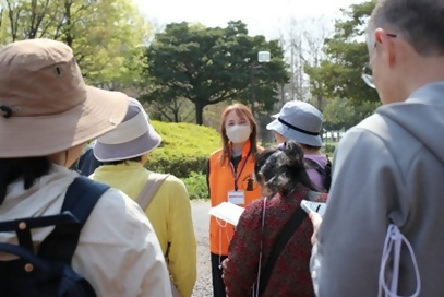 画像：道案内人の説明を聞く人たち