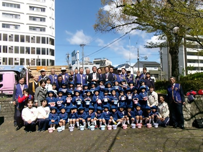 画像：皆さんで記念撮影の様子