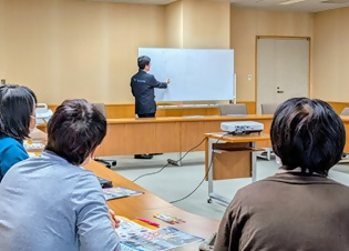 画像:警察署の方の講義の様子