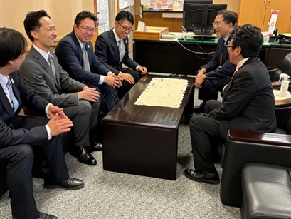 画像：談笑する宮宿会の新役員の皆さんの様子