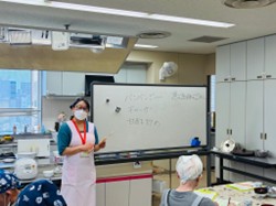 画像:調理後、話をする講師の様子