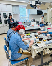画像:教室の最後にみんなで食事をする様子