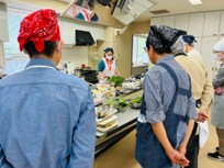 画像:講師の説明を真剣に聴く参加者の皆さん