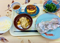 画像:肉団子汁や魚のごまみそ焼きなどが並んだ食卓の様子