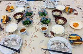 画像:みんなの食事が並んだ豪華な食卓の様子