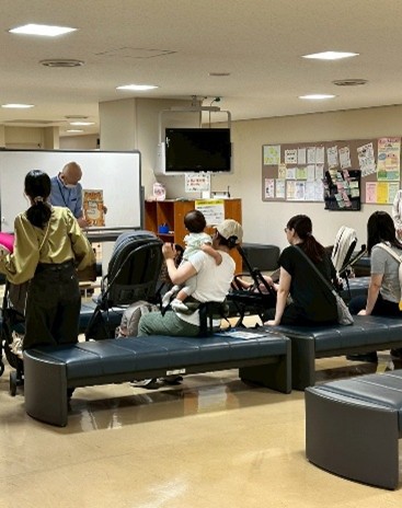 画像：歯に関するお話を聞く親子の皆さん