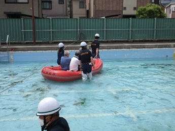 画像:ボート避難訓練の様子